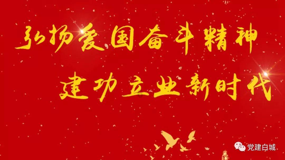 高领运动上衣搭配牛仔裤，元气十足，你觉得这身装扮减龄吗？游戏画面
