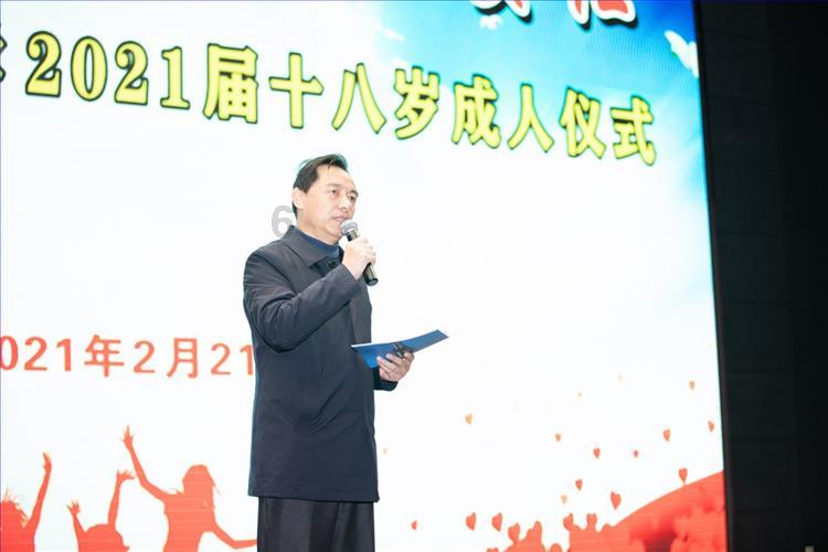 云南镇雄滑坡搜救进展：持续降雪增加难度，落石有三四层楼高